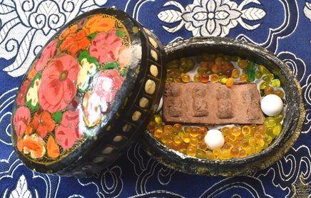 Petite collection de reliques bouddhistes – Boîte ancienne, tablette votive et perles sacrées sarira. La Magie du Bouddha.