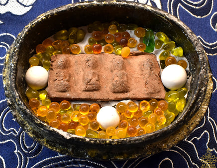 Petite collection de reliques bouddhistes – Boîte ancienne, tablette votive et perles sacrées sarira. La Magie du Bouddha.