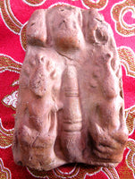 Tablette votive Bouddhiste Thai ancienne en terre cuite – Deux Bouddha Phra Naphok autour d’un Chedi.