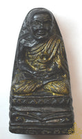 Tablette votive Luang Phor Thuat en résine noire et dorée – Inscriptions Khom La Magie du Bouddha.