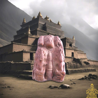 Tablette votive Bouddhiste Thai ancienne en terre cuite – Deux Bouddha Phra Naphok autour d’un Chedi. La Magie du Bouddha.