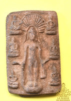 Tablette votive ancienne du Bouddha debout entouré de six Bouddhas en méditation – Région de Nakhon Pathom