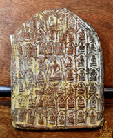 Tablette votive ancienne aux 54 Bouddhas – Nakhon Pathom (près du Phra Pathom Chedi)