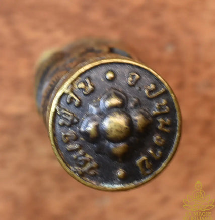 Amulette Salika Ling Thong de fortune – Vénérable Phrakru Palat Weenaï du Wat Weluwan La Magie du Bouddha.