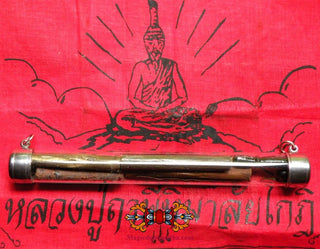 Collection d'amulettes Takut, bille look aum et amulette Sak - Très Vénérable LP Phong. La Magie du Bouddha.