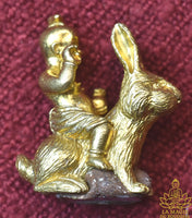 Amulette Khuman Thong Jao Khun Riak Sap Roon Raek sur lapin - Wat Phangdan Khuankhanun (2023) La Magie du Bouddha.