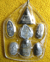 Collection de sept amulettes Bouddhistes miniatures anciennes en plomb.