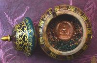 Reliquaire ancien en bois peint – Amulette Bouddha et perles sarira vertes (Chiang Mai, années 80)