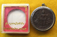 Grande amulette du Bouddha Phra Pang Pah Leelai – Wat Palelai Worawihan. La Magie du Bouddha.