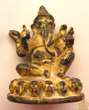 Rare statuette ancienne de Ganesh tantrique assis sur un trône de crânes.