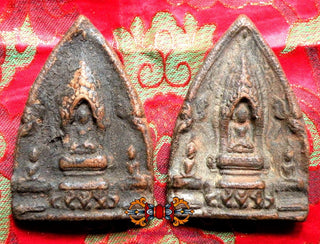 Tablettes votives Thaï du Bouddha dans son palais. La Magie du Bouddha.
