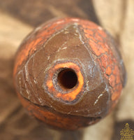 Perle sacrée tibétaine Dzi ancienne à trois yeux – Modèle orange craquelé La Magie du Bouddha.
