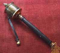 Moulin à prières tibétain artisanal en cuivre et laiton La Magie du Bouddha.