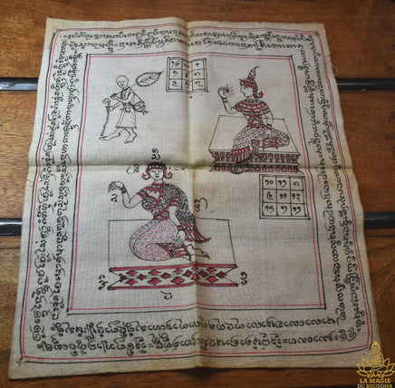 Pa Yant ancien Lanna représentant Phra Siwali, Mae Nang Kwak et une figure royale – Tissu sacré peint à la main (env. 50 ans) La Magie du Bouddha.
