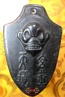 Grand talisman Tibétain Thogchag en pierre météoritique magnétique noire. La Magie du Bouddha.