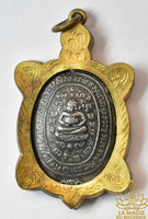 Médaille tortue sacrée Phaya Tao Ruean Rian Sukjai avec Bouddha Phra Sanghajai - Très Vénérable Luang Phor Liew du Wat Rai Theng Thong