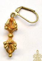 Boucle d’oreille dorje vajra en métal doré bijou sacré tibétain La Magie du Bouddha.