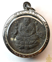 Amulette noire Luang Phor Thuat – Éléphants & Svastika sacrée (Phutta Uttayan Maharaj, 2010) La Magie du Bouddha.