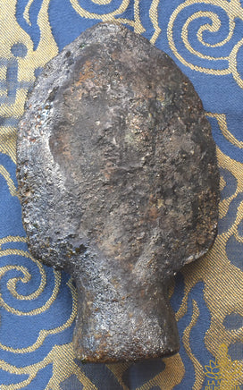 Statuette Phra Naphok en verre alchimique Met Rae. La Magie du Bouddha.