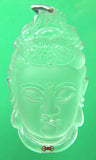 Superbe pendentif visage de Guan Yin en cristal de roche sculpté.