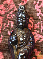 Statuette alchimique de Guan Yin protectrice – Alliage Mekkapat bleu sombre La Magie du Bouddha.