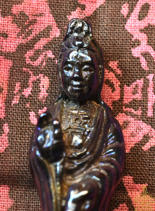Statuette alchimique de Guan Yin protectrice – Alliage Mekkapat bleu sombre La Magie du Bouddha.