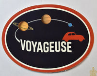 🚗 Autocollant “VOYAGEUSE” – Parodie du logo Voyager (1977) pour 2CV