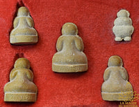 Lot de 5 amulettes protectrices Phra Pidta Phithi Maha Phuttha Phisek - Wat Aomnoi La Magie du Bouddha.
