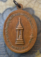 Médaille bénie Luang Phor Koon – Wat Ban Rai – Souvenir du stupa (1995) La Magie du Bouddha.
