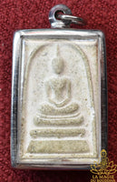 Amulette Phra Somdej aux reliques de Luang Phor Sud consacrée par Phra Ajarn Payon en 1990 La Magie du Bouddha.
