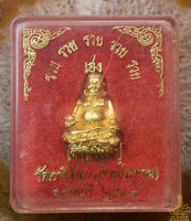 Amulette dorée du Bouddha de Fortune Jao Sua Yai – Roon Ruay Koon Ah Heng (Wat Khao Issan Thep Phrathan, 1995)
