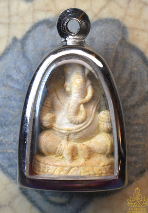 Amulette Phra Pikanet – Luang Phor Kambo – Wat Kut Chompoo (2012) La Magie du Bouddha.