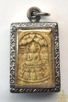 Amulette du Premier Sermon du Bouddha aux Cinq Ascètes bénie par le Très Vénérable Luang Phor Koon Parisutho.