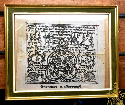Tissu sacré Pa Yant de Fortune consacré en 1990 au Wat Na Nong (Ratchaburi) La Magie du Bouddha.