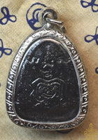 Amulette noire du Bouddha de fortune Phra Sanghajai – Luang Phor Djoy Jantasuwanno du Wat Sri-Uthumhön
