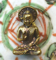 Petite amulette en laiton du Bouddha historique (Wat Suthat, Bangkok) La Magie du Bouddha.