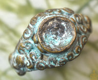 Bague ancienne de temple Wen Phi Rod – Phra Pidta protecteur – Cabochon manquant La Magie du Bouddha.