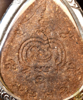 Amulette Dtaur en pâte de plantes – Luang Phor Jeud (Suan Patibatham Pothiséti, Nakhon Pathom) La Magie du Bouddha.