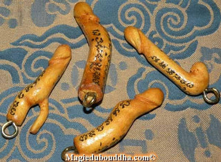 Amulettes phalliques Thai Palat Kick en bois sacré Mae Nor Lampoo - Très Vénérable Ajarn Sané. La Magie du Bouddha.