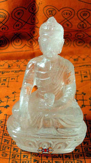 Statue du Bouddha en cristal de quartz du Tibet. magiedubouddha