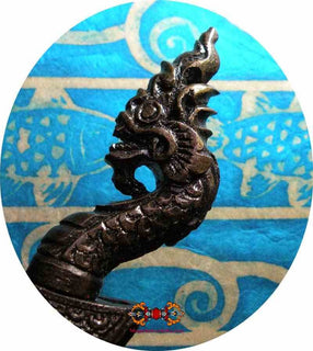 Dague rituelle Kriss Nagas en fer magique bleu Lek Nam Pee. La Magie du Bouddha.