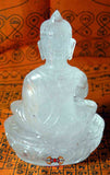 Statue du Bouddha en cristal de quartz du Tibet.