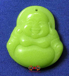 Bouddha de fortune Phra Sanghajai en pierre fluorescente. magiedubouddha