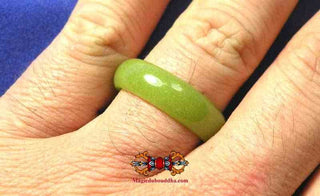 Bague en pierre sacrée Chinoise fluorescente Ye Ming Zhu. La Magie du Bouddha.