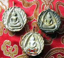 Amulette Thai Phra Nang Phaya rondes sculptée en pierre-relique Hin Phratat magiedubouddha