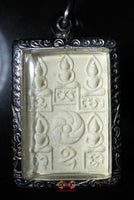 Amulette aux 5 Bouddha - Vénérable Phrakru Adisai Kitjapor. magiedubouddha