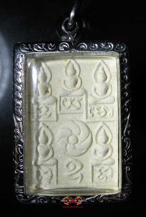 Amulette aux 5 Bouddha - Vénérable Phrakru Adisai Kitjapor. magiedubouddha