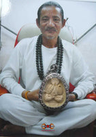 Amulette thai du Bouddha phra pidta sané par le Vénérable ajarn deng.
