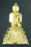 Amulette dorée du Bouddha Maitreya.