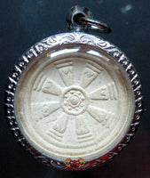 Amulette roue du Dharma Dharmachakra - Vénérable Phrakru Siri Patalaporn.